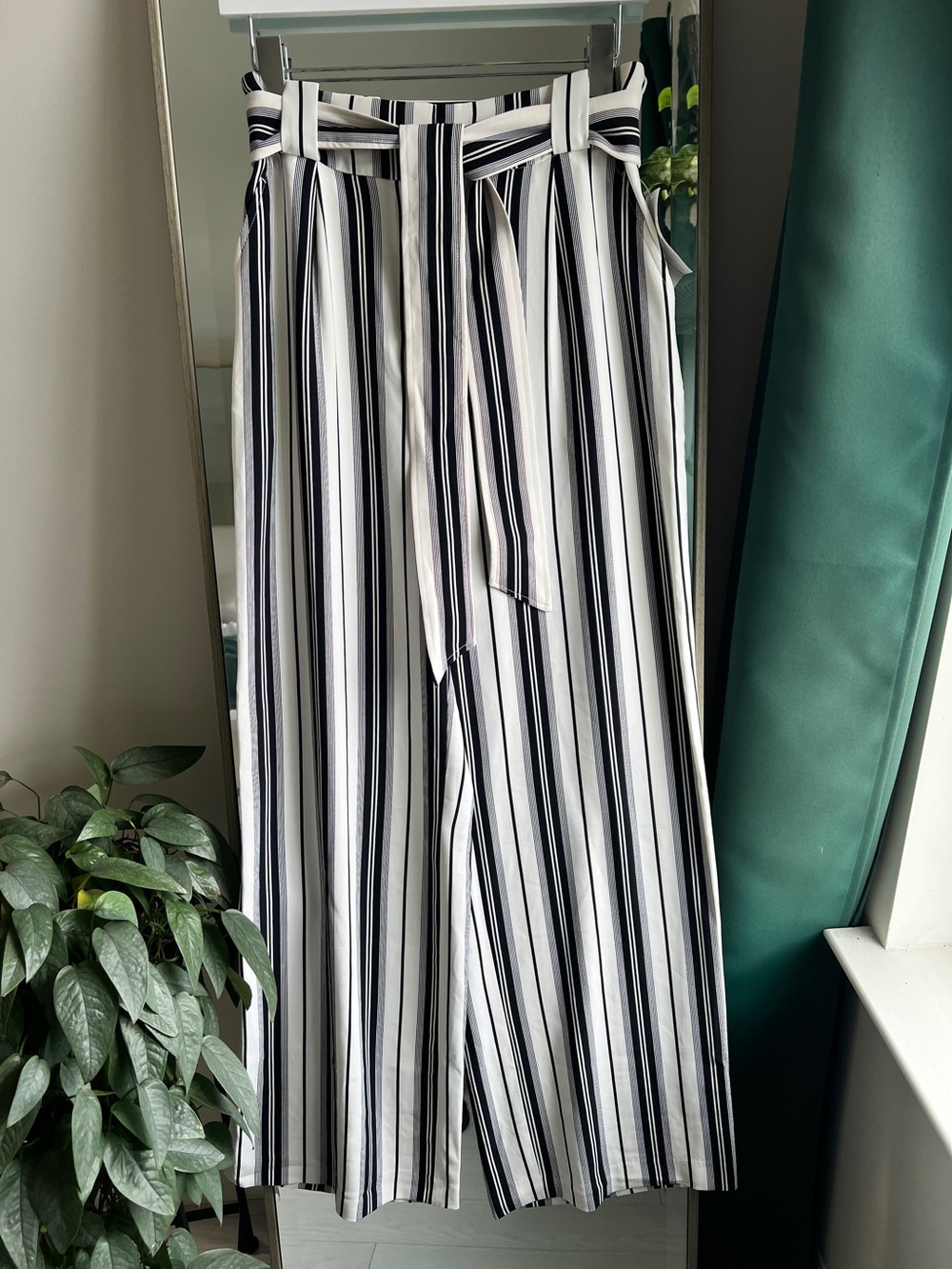 H&M Striped Wide-Leg Tie-Waist Pants - White & Black, Size 6